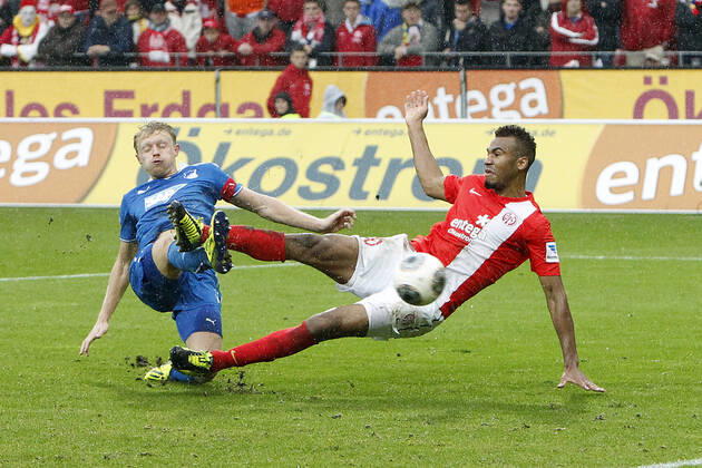 Mainz, Germany 05 October 2013 1 Bundesliga 13 14 8 Matchday 1 FSV Mainz 05 vs 1899 Hoffenheim v li Andreas Beck Hoffenheim , Maxim Choupo Moting Mainz , the Mainz striker scores the tying goal on the drop to 1 2, goal, landscape, landscape 1 Bundesliga 13 14 8 Matchday 1 FSV Mainz 05 vs 1899 Hoffenheim jr