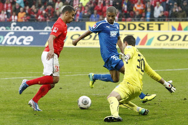 Mainz, Germany 05 October 2013 1 Bundesliga 13 14 8 Matchday 1 FSV Mainz 05 vs 1899 Hoffenheim v li Shawn Parker Mainz , Tim Paterok Hoffenheim , Goalkeeper Koen Casteels Hoffenheim , Goal chance, landscape, landscape format 1 Bundesliga 13 14 8 Matchday 1 FSV Mainz 05 vs 1899 Hoffenheim jr