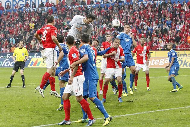 Mainz, Germany 05 October 2013 1 Bundesliga 13 14 8 Spieltag 1 FSV Mainz 05 vs 1899 Hoffenheim Goalkeeper Heinz Müller Mueller Mainz prepares to score the 2 2 equalizer in stoppage time with his header, across, landscape, scoring chance 1 Bundesliga 13 14 8 Spieltag 1 FSV Mainz 05 vs 1899 Hoffenheim jr