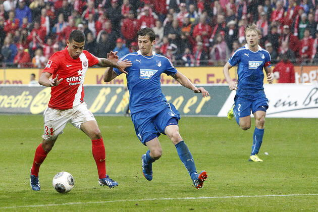 Mainz, Germany 05 October 2013 1 Bundesliga 13 14 8 Spieltag 1 FSV Mainz 05 vs 1899 Hoffenheim v li Shawn Parker Mainz one-on-one with David Abraham Hoffenheim , t.s., landscape 1 Bundesliga 13 14 8 Spieltag 1 FSV Mainz 05 vs 1899 Hoffenheim jr