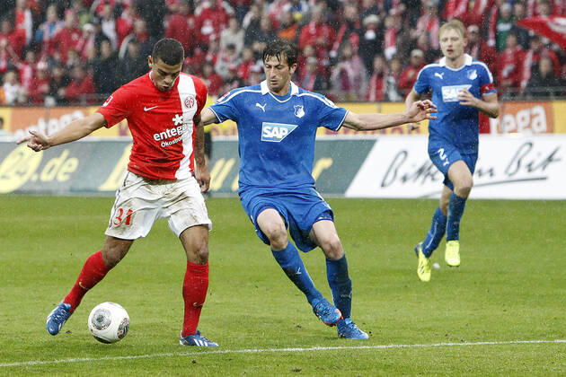 Mainz, Germany 05 October 2013 1 Bundesliga 13 14 8 Spieltag 1 FSV Mainz 05 vs 1899 Hoffenheim v li Shawn Parker Mainz one-on-one with David Abraham Hoffenheim , t.s., landscape 1 Bundesliga 13 14 8 Spieltag 1 FSV Mainz 05 vs 1899 Hoffenheim jr