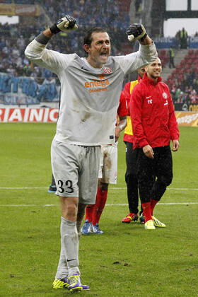 Mainz, Germany 05 October 2013 1 Bundesliga 13 14 8 Spieltag 1 FSV Mainz 05 vs 1899 Hoffenheim Goalkeeper Heinz Müller Mueller Mainz , cheering after end of game, gesture gestures, high, portrait format 1 Bundesliga 13 14 8 Spieltag 1 FSV Mainz 05 vs 1899 Hoffenheim jr