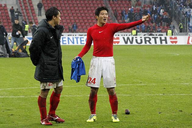 Mainz, Germany 05 October 2013 1 Bundesliga 13 14 8 Matchday 1 FSV Mainz 05 vs 1899 Hoffenheim v li , Shinji Okazaki Mainz , Joo Ho Park Mainz , gesture gestures, landscape, landscape format 1 Bundesliga 13 14 8 Matchday 1 FSV Mainz 05 vs 1899 Hoffenheim jr