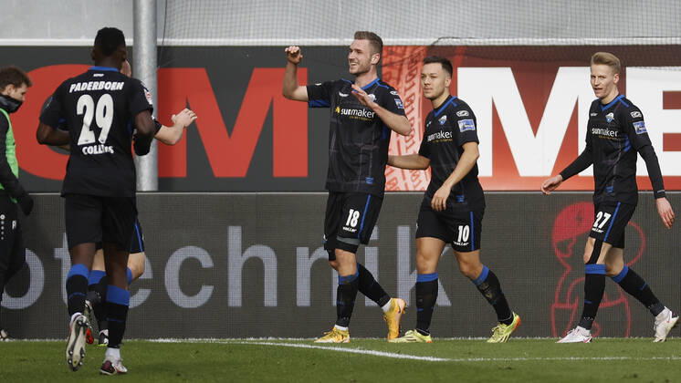 Cheering after the goal to 1 0, cheering, cheering, cheering, emotions around the goal scorer Dennis Srbeny SC Paderborn 07 2 v li , Germany, Paderborn, Benteler Arena, 23 01 2021, emspor, emonline, despor, deonline, SC Paderborn 07 FC Wuerzburger Kickers, Football, 2 Bundesliga DFL REGULATIONS PROHIBIT ANY USE OF PHOTOGRAPHS AS IMAGE SEQUENCES AND OR QUASI VIDEO