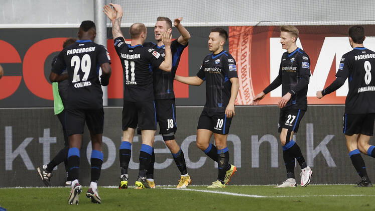 Cheering after the goal to 1 0, cheering, cheering, cheering, emotions v li Jamilu Collins SC Paderborn 07 , Sven Michel SC Paderborn 07 , goal scorer Dennis Srbeny SC Paderborn 07 , Julian Justvan SC Paderborn 07 , Chris Fuehrich SC Paderborn 07 and Ron Schallenberg SC Paderborn 07 , Germany, Paderborn, Benteler Arena, 23 01 2021, emspor, emonline, despor, deonline, SC Paderborn 07 FC Wuerzburger Kickers, Football, 2 Bundesliga DFL REGULATES PROHIBIT ANY USE OF PHOTOGRAPHS AS IMAGE SEQUENCES AND OR QUASI VIDEO