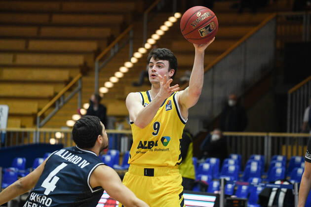 Jonas Mattisseck ALBA Berlin in a duel with Nimrod Hilliard HAKRO Merlins Crailsheim , GER, HAKRO Merlins Crailsheim vs Alba Berlin, 09 02 2021, 17 Matchday easycredit Basketball Bundesliga, Season 2020 2021 GER, HAKRO Merlins Crailsheim vs Alba Berlin, 09 02 2021, 17 Matchday easycredit Basketball Bundesliga, Season 2020 2021 Crailsheim Copyright: xEibnerxPressefoto MichaelxMemmlerx EP_MMR