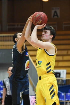 Jonas Mattisseck ALBA Berlin in a duel with Nimrod Hilliard HAKRO Merlins Crailsheim , GER, HAKRO Merlins Crailsheim vs Alba Berlin, 09 02 2021, 17 Matchday easycredit Basketball Bundesliga, Season 2020 2021 GER, HAKRO Merlins Crailsheim vs Alba Berlin, 09 02 2021, 17 Matchday easycredit Basketball Bundesliga, Season 2020 2021 Crailsheim Copyright: xEibnerxPressefoto MichaelxMemmlerx EP_MMR