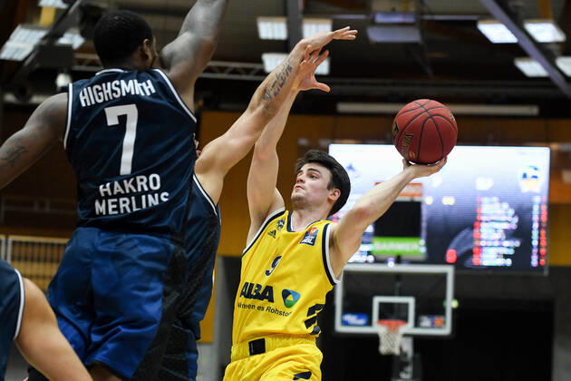 Jonas Mattisseck ALBA Berlin in a duel with Haywood Highsmith HAKRO Merlins Crailsheim , GER, HAKRO Merlins Crailsheim vs Alba Berlin, 09 02 2021, 17 Matchday easycredit Basketball Bundesliga, Season 2020 2021 GER, HAKRO Merlins Crailsheim vs Alba Berlin, 09 02 2021, 17 Matchday easycredit Basketball Bundesliga, Season 2020 2021 Crailsheim Copyright: xEibnerxPressefoto MichaelxMemmlerx EP_MMR