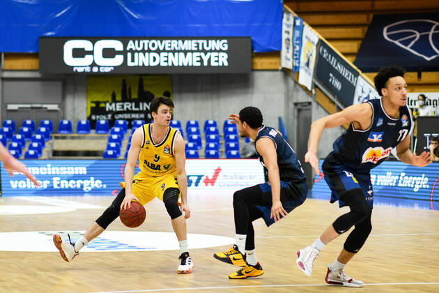 Jonas Mattisseck ALBA Berlin in a duel with Nimrod Hilliard HAKRO Merlins Crailsheim , GER, HAKRO Merlins Crailsheim vs Alba Berlin, 09 02 2021, 17 Matchday easycredit Basketball Bundesliga, Season 2020 2021 GER, HAKRO Merlins Crailsheim vs Alba Berlin, 09 02 2021, 17 Matchday easycredit Basketball Bundesliga, Season 2020 2021 Crailsheim Copyright: xEibnerxPressefoto MichaelxMemmlerx EP_MMR