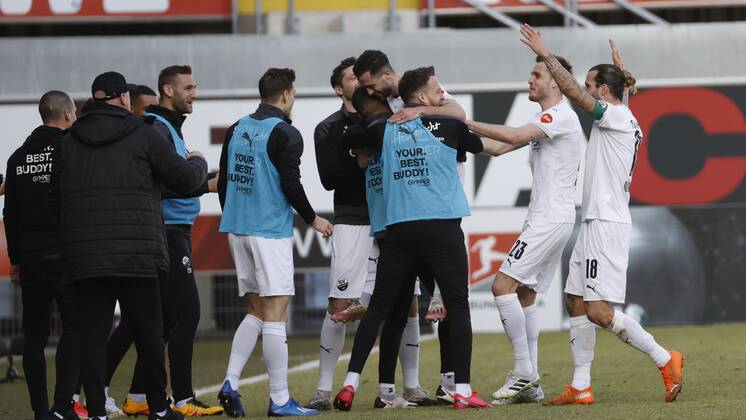 Cheering after the goal to 1 0, cheering, cheering, cheering, emotions around the goal scorer Besar Halimi SV Sandhausen m , 20 02 2021, Football, 2 Bundesliga 2020 2021, 22 Spieltag, SC Paderborn 07 SV Sandhausen, GER, Benteler Arena in Paderborn, DFL REGULATES PROHIBIT ANY USE OF PHOTOGRAPHS AS IMAGE SEQUENCES AND OR QUASI VIDEO