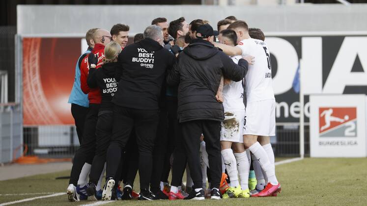 Cheering after the goal to 1 0, cheering, cheering, cheering, emotions around the goal scorer Besar Halimi SV Sandhausen m , 20 02 2021, Football, 2 Bundesliga 2020 2021, 22 Spieltag, SC Paderborn 07 SV Sandhausen, GER, Benteler Arena in Paderborn, DFL REGULATES PROHIBIT ANY USE OF PHOTOGRAPHS AS IMAGE SEQUENCES AND OR QUASI VIDEO
