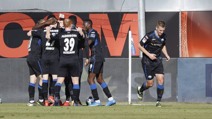 Cheering after the goal to 2, cheering, cheering, cheering, emotions, around the goal scorer Christopher Antwi Adjei SC Paderborn 07 , 20 02 2021, Football, 2 Bundesliga 2020 2021, 22 Spieltag, SC Paderborn 07 SV Sandhausen, GER, Benteler Arena in Paderborn, DFL REGULATES PROHIBIT ANY USE OF PHOTOGRAPHS AS IMAGE SEQUENCES AND OR QUASI VIDEO