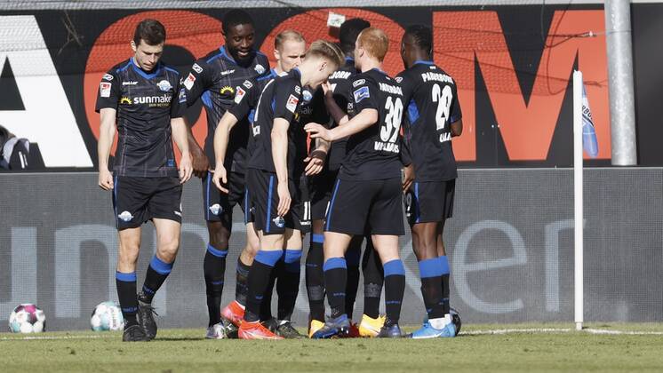 Cheering after the goal to 2, cheering, cheering, cheering, emotions, around the goal scorer Christopher Antwi Adjei SC Paderborn 07 , 20 02 2021, Football, 2 Bundesliga 2020 2021, 22 Spieltag, SC Paderborn 07 SV Sandhausen, GER, Benteler Arena in Paderborn, DFL REGULATES PROHIBIT ANY USE OF PHOTOGRAPHS AS IMAGE SEQUENCES AND OR QUASI VIDEO