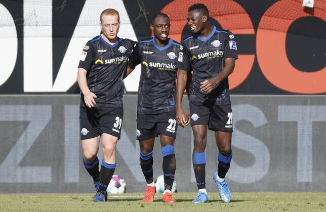 Cheering after the goal to 2 1, cheering, cheering, cheering, emotions, f li Jamilu Collins SC Paderborn 07 , goal scorer Christopher Antwi Adjei SC Paderborn 07 and Jamilu Collins SC Paderborn 07 , 20 02 2021, Football, 2 Bundesliga 2020 2021, 22 Spieltag, SC Paderborn 07 SV Sandhausen, GER, Benteler Arena in Paderborn, DFL REGULATES PROHIBIT ANY USE OF PHOTOGRAPHS AS IMAGE SEQUENCES AND OR QUASI VIDEO