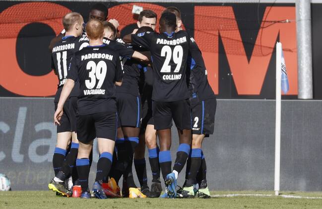 Cheering after the goal to 2, cheering, cheering, cheering, emotions, around the goal scorer Christopher Antwi Adjei SC Paderborn 07 , 20 02 2021, Football, 2 Bundesliga 2020 2021, 22 Spieltag, SC Paderborn 07 SV Sandhausen, GER, Benteler Arena in Paderborn, DFL REGULATES PROHIBIT ANY USE OF PHOTOGRAPHS AS IMAGE SEQUENCES AND OR QUASI VIDEO