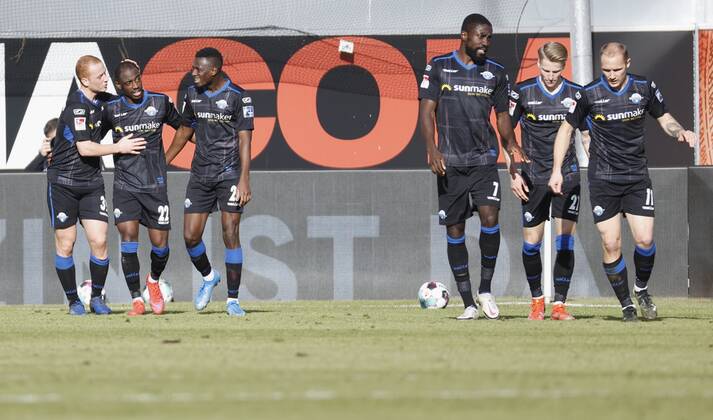 Cheering after the goal to 2 1, cheering, cheering, cheering, emotions, v li Jamilu Collins SC Paderborn 07 , Goalkeeper Christopher Antwi Adjei SC Paderborn 07 , Jamilu Collins SC Paderborn 07 , Prince Osei Owusu SC Paderborn 07 , Chris Fuehrich SC Paderborn 07 and Sven Michel SC Paderborn 07 , 20 02 2021, Football, 2 Bundesliga 2020 2021, 22 Matchday, SC Paderborn 07 SV Sandhausen, GER, Benteler Arena in Paderborn, DFL REGULATES PROHIBIT ANY USE OF PHOTOGRAPHS AS IMAGE SEQUENCES AND OR QUASI VIDEO