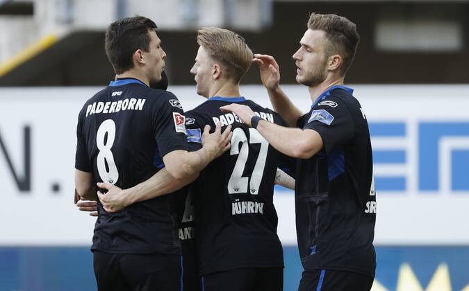 Cheering after the goal to 1 1, cheering, cheering, cheering, emotions around the goal scorer Dennis Srbeny SC Paderborn 07 , 20 02 2021, Football, 2 Bundesliga 2020 2021, 22 Spieltag, SC Paderborn 07 SV Sandhausen, GER, Benteler Arena in Paderborn, DFL REGULATES PROHIBIT ANY USE OF PHOTOGRAPHS AS IMAGE SEQUENCES AND OR QUASI VIDEO