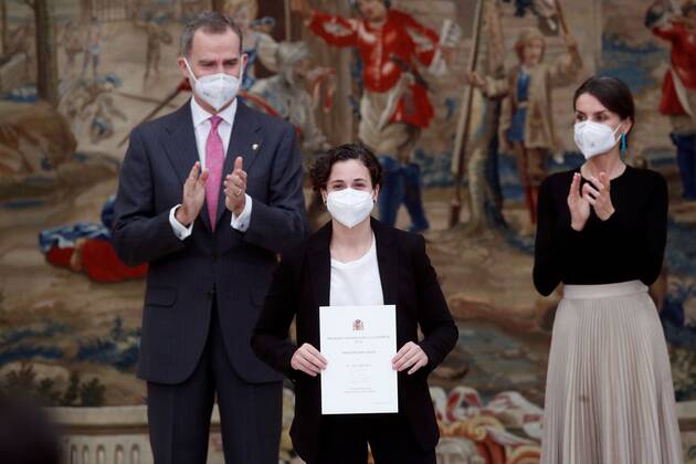 Spain s King Felipe VI (L) and Queen Letizia (R) give King Juan Carlos Award to motorcycling rider Ana Carrasco (C) during the 2018 Spanish National Sports awarding ceremony at Pardo Palace, in Madrid, Spain, 02 March 2021. Spain s Royal couple gives 2018 Spanish National Sports Awards 2018 !ACHTUNG: NUR REDAKTIONELLE NUTZUNG! Copyright: xJuanxCarlosxHidalgox GRAF6461 20210302-637502870755681487