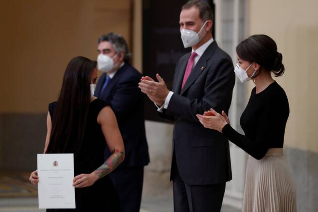 Spain s King Felipe VI (L) and Queen Letizia (R) give 2018 Spanish National Sports Award to Best Female Athlete to boxer Joana Pastrana (L) during a ceremony at Pardo Palace, in Madrid, Spain, 02 March 2021. Spain s Royal couple gives 2018 Spanish National Sports Awards 2018 !ACHTUNG: NUR REDAKTIONELLE NUTZUNG! Copyright: xEmilioxNaranjox GRAF6495 20210302-637502886175343217