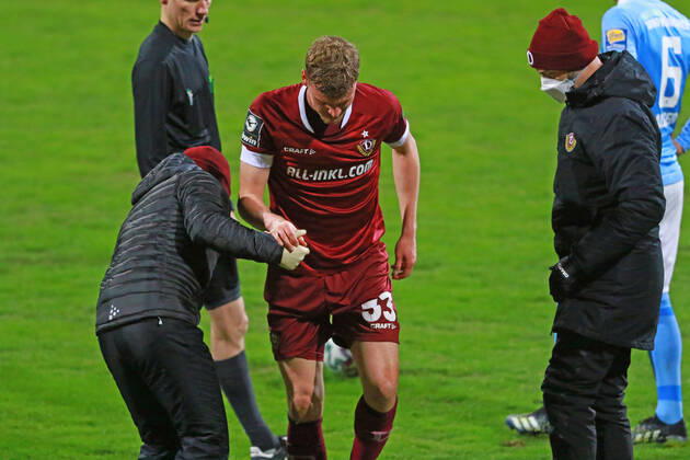 33 Christoph Daferner SG Dynamo Dresden is injured and being treated Football, 3 Liga, TSV 1860 München vs SG Dynamo Dresden at Grünwalderstadion on 22 03 2001 PHOTO Mladen Lackovic LakoPress DFL and DFB regulations prohibit any use of photographs as image sequences and or quasi video