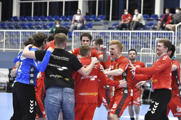 Final cheer Emotion joy of the team of Tusem Essen 01 04 2021 Handball, 1 Bundesliga, TUSEM Essen vs TSV GWD Minden, Arena am Hallo, Essen, xhmx