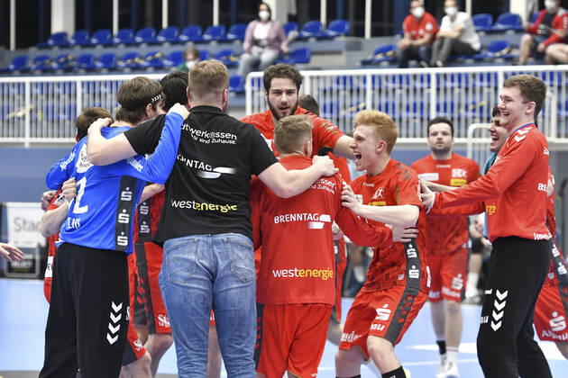 Final cheer Emotion joy of the team of Tusem Essen 01 04 2021 Handball, 1 Bundesliga, TUSEM Essen vs TSV GWD Minden, Arena am Hallo, Essen, xhmx