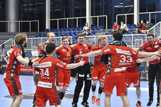Final cheer Emotion joy of the team of Tusem Essen 01 04 2021 Handball, 1 Bundesliga, TUSEM Essen vs TSV GWD Minden, Arena am Hallo, Essen, xhmx
