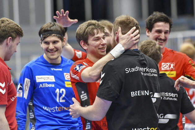 Final cheer Emotion joy of the team of Tusem Essen 01 04 2021 Handball, 1 Bundesliga, TUSEM Essen vs TSV GWD Minden, Arena am Hallo, Essen, xhmx