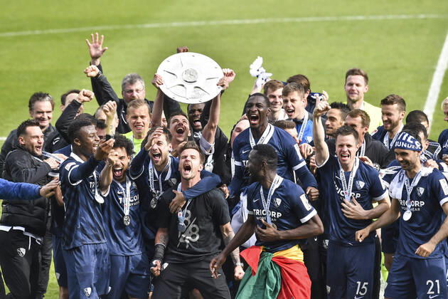 Final cheer emotion joy of the team of Bochum with the champion rim 23 05 2021 Football, 2 Bundesliga, VfL Bochum vs SV Sandhausen, Vonovia Ruhrstadion, Bochum, DFB DFL REGULATIONS PROHIBIT ANY USE OF PHOTOGRAPHS AS IMAGE SEQUENCES AND OR QUASI VIDEO xhmx