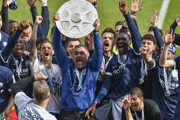 Final cheer emotion joy of the team of Bochum Thomas Reis VfL Bochum with the championship trophy, 23 05 2021 Football, 2 Bundesliga, VfL Bochum vs SV Sandhausen, Vonovia Ruhrstadion, Bochum, DFB DFL REGULATIONS PROHIBIT ANY USE OF PHOTOGRAPHS AS IMAGE SEQUENCES AND OR QUASI VIDEO xhmx