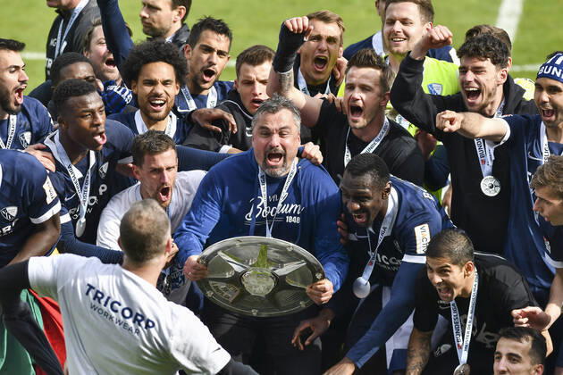 Final cheer emotion joy of the team of Bochum Thomas Reis VfL Bochum with the championship trophy, 23 05 2021 Football, 2 Bundesliga, VfL Bochum vs SV Sandhausen, Vonovia Ruhrstadion, Bochum, DFB DFL REGULATIONS PROHIBIT ANY USE OF PHOTOGRAPHS AS IMAGE SEQUENCES AND OR QUASI VIDEO xhmx