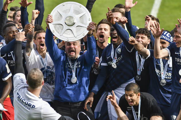 Final cheer emotion joy of the team of Bochum Thomas Reis VfL Bochum with the championship trophy, 23 05 2021 Football, 2 Bundesliga, VfL Bochum vs SV Sandhausen, Vonovia Ruhrstadion, Bochum, DFB DFL REGULATIONS PROHIBIT ANY USE OF PHOTOGRAPHS AS IMAGE SEQUENCES AND OR QUASI VIDEO xhmx