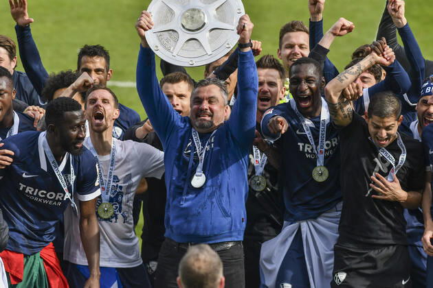 Final cheer emotion joy of the team of Bochum Thomas Reis VfL Bochum with the championship trophy, 23 05 2021 Football, 2 Bundesliga, VfL Bochum vs SV Sandhausen, Vonovia Ruhrstadion, Bochum, DFB DFL REGULATIONS PROHIBIT ANY USE OF PHOTOGRAPHS AS IMAGE SEQUENCES AND OR QUASI VIDEO xhmx
