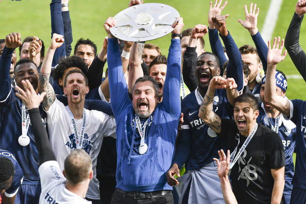 Final cheer emotion joy of the team of Bochum Thomas Reis VfL Bochum with the championship trophy, 23 05 2021 Football, 2 Bundesliga, VfL Bochum vs SV Sandhausen, Vonovia Ruhrstadion, Bochum, DFB DFL REGULATIONS PROHIBIT ANY USE OF PHOTOGRAPHS AS IMAGE SEQUENCES AND OR QUASI VIDEO xhmx