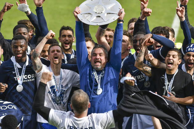Final cheer emotion joy of the team of Bochum Thomas Reis VfL Bochum with the championship trophy, 23 05 2021 Football, 2 Bundesliga, VfL Bochum vs SV Sandhausen, Vonovia Ruhrstadion, Bochum, DFB DFL REGULATIONS PROHIBIT ANY USE OF PHOTOGRAPHS AS IMAGE SEQUENCES AND OR QUASI VIDEO xhmx