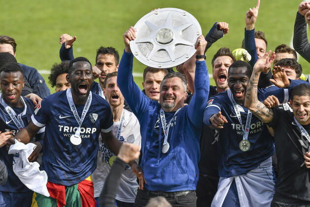Final cheer emotion joy of the team of Bochum Thomas Reis VfL Bochum with the championship trophy, 23 05 2021 Football, 2 Bundesliga, VfL Bochum vs SV Sandhausen, Vonovia Ruhrstadion, Bochum, DFB DFL REGULATIONS PROHIBIT ANY USE OF PHOTOGRAPHS AS IMAGE SEQUENCES AND OR QUASI VIDEO xhmx
