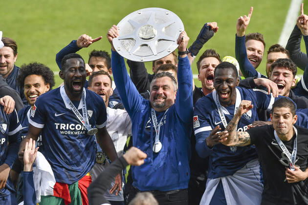 Final cheer emotion joy of the team of Bochum Thomas Reis VfL Bochum with the championship trophy, 23 05 2021 Football, 2 Bundesliga, VfL Bochum vs SV Sandhausen, Vonovia Ruhrstadion, Bochum, DFB DFL REGULATIONS PROHIBIT ANY USE OF PHOTOGRAPHS AS IMAGE SEQUENCES AND OR QUASI VIDEO xhmx