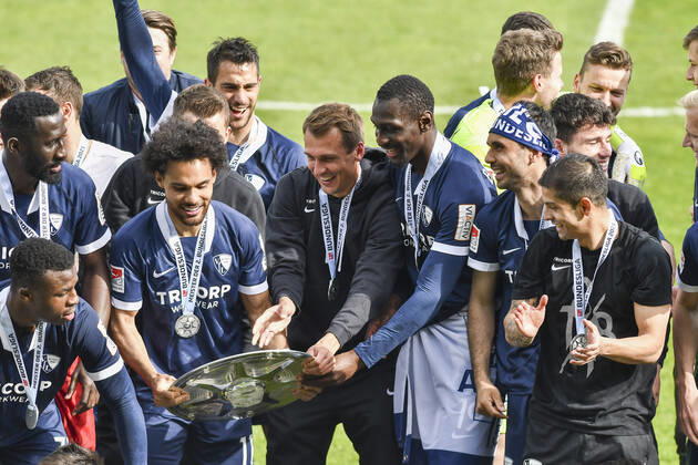 Schlussjubel Final cheer emotion joy of the team of Bochum with the championship trophy, 23 05 2021 Football, 2 Bundesliga, VfL Bochum vs SV Sandhausen, Vonovia Ruhrstadion, Bochum, DFB DFL REGULATIONS PROHIBIT ANY USE OF PHOTOGRAPHS AS IMAGE SEQUENCES AND OR QUASI VIDEO xhmx