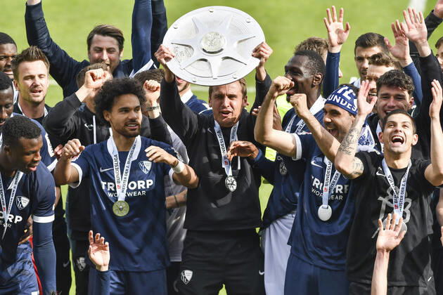 Schlussjubel Final cheer emotion joy of the team of Bochum with the championship trophy, 23 05 2021 Football, 2 Bundesliga, VfL Bochum vs SV Sandhausen, Vonovia Ruhrstadion, Bochum, DFB DFL REGULATIONS PROHIBIT ANY USE OF PHOTOGRAPHS AS IMAGE SEQUENCES AND OR QUASI VIDEO xhmx