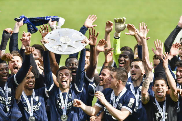 Schlussjubel Final cheer emotion joy of the team of Bochum with the championship trophy, 23 05 2021 Football, 2 Bundesliga, VfL Bochum vs SV Sandhausen, Vonovia Ruhrstadion, Bochum, DFB DFL REGULATIONS PROHIBIT ANY USE OF PHOTOGRAPHS AS IMAGE SEQUENCES AND OR QUASI VIDEO xhmx