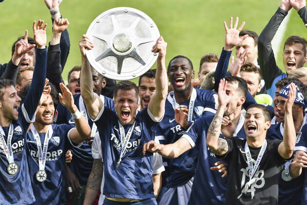 Schlussjubel Final cheer emotion joy of the team of Bochum with the championship trophy, 23 05 2021 Football, 2 Bundesliga, VfL Bochum vs SV Sandhausen, Vonovia Ruhrstadion, Bochum, DFB DFL REGULATIONS PROHIBIT ANY USE OF PHOTOGRAPHS AS IMAGE SEQUENCES AND OR QUASI VIDEO xhmx