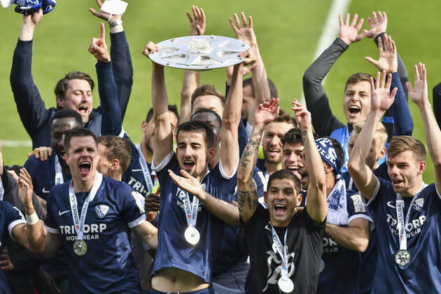 Schlussjubel Final cheer emotion joy of the team of Bochum with the championship trophy, 23 05 2021 Football, 2 Bundesliga, VfL Bochum vs SV Sandhausen, Vonovia Ruhrstadion, Bochum, DFB DFL REGULATIONS PROHIBIT ANY USE OF PHOTOGRAPHS AS IMAGE SEQUENCES AND OR QUASI VIDEO xhmx