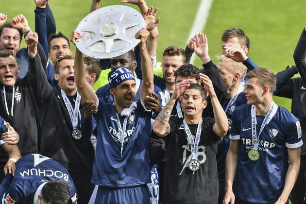 Schlussjubel Final cheer emotion joy of the team of Bochum with the championship trophy, 23 05 2021 Football, 2 Bundesliga, VfL Bochum vs SV Sandhausen, Vonovia Ruhrstadion, Bochum, DFB DFL REGULATIONS PROHIBIT ANY USE OF PHOTOGRAPHS AS IMAGE SEQUENCES AND OR QUASI VIDEO xhmx