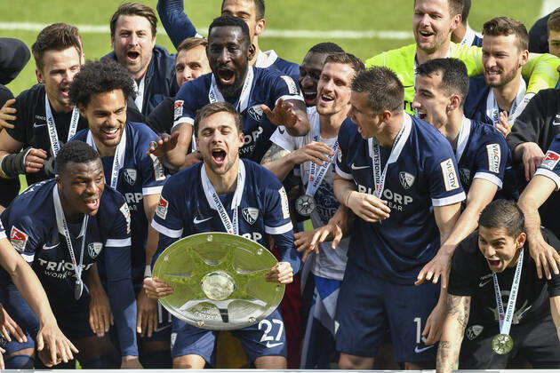 Schlussjubel Final cheer emotion joy of the team of Bochum with the championship trophy, 23 05 2021 Football, 2 Bundesliga, VfL Bochum vs SV Sandhausen, Vonovia Ruhrstadion, Bochum, DFB DFL REGULATIONS PROHIBIT ANY USE OF PHOTOGRAPHS AS IMAGE SEQUENCES AND OR QUASI VIDEO xhmx