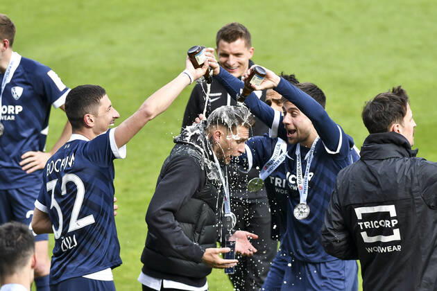 Final cheer emotion joy of the team of Bochum with the beer shower 23 05 2021 Football, 2 Bundesliga, VfL Bochum vs SV Sandhausen, Vonovia Ruhrstadion, Bochum, DFB DFL REGULATIONS PROHIBIT ANY USE OF PHOTOGRAPHS AS IMAGE SEQUENCES AND OR QUASI VIDEO xhmx