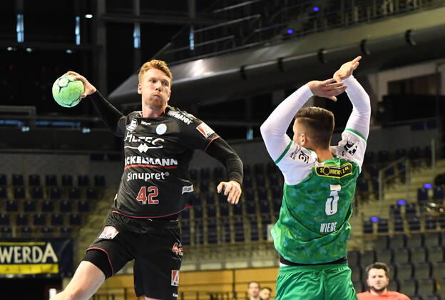 Handball, men, season 2020 2021, 1 Bundesliga 32 matchday , Füchse Berlin HC Erlangen, f l Simon Jeppsson HC Erlangen , Fabian Wiede Füchse Berlin , 30 05 2021, Copyright: xSebastianxRäppoldx xMatthiasxKox