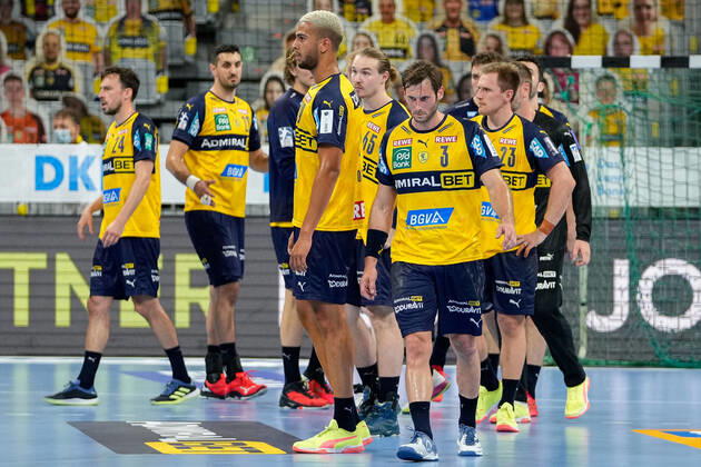 Rhein Neckar Löwen players, disappointed with defeat, disappointment after final whistle, highlight, loser, lost, frustration, disappointed, pessimistic, 19 06 2021, Mannheim Germany , Handball, Bundesliga, Rhein Neckar Löwen SC Magdeburg xozx