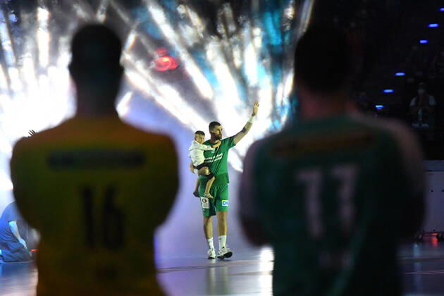 Handball, men, season 2020 2021, 1 Bundesliga 38 matchday , Füchse Berlin Bergischer HC, Jakov Gojun Füchse Berlin was seen off after the game, 27 06 2021, Copyright: xSebastianxRäppold MatthiasxKochx