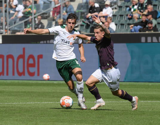 Florian Neuhaus Borussia Moenchengladbach , left , against Tomas Suslov FC Groningen 31 07 2021, Football GER, Season 2021 2022, 1 Bundesliga, Test match, Friendly match, Borussia Mönchengladbach FC Groningen, , Foto Weis TEAM2sportphoto Moenchengladbach Nordrhein Westfalen Germany Team2