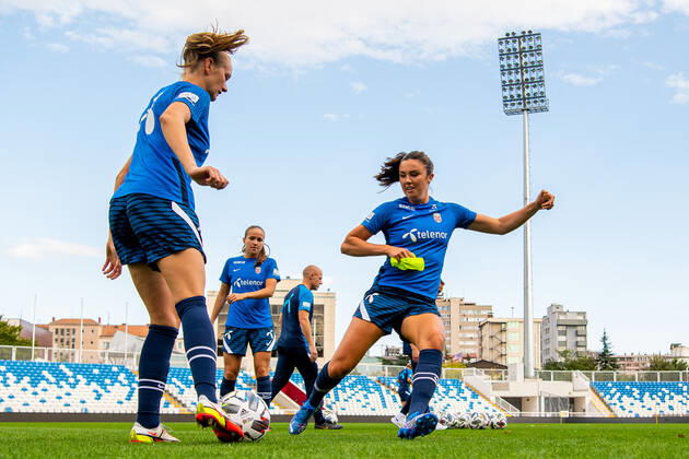 210920 Frida Maanum and Ingrid Syrstad Engen of the Norwegian women s national football team during a training session on September 20, 2021 in Pristina Photo Vegard Wivestad Grott BILDBYRAN kod VG VG0171 fotboll football soccer fotball vm kval kval fifa women s world cup qualifier qualifier träning practice training training norway norway dam bbeng, Copyright: VEGARDxWIVESTADxGRoTT BB210920VG009